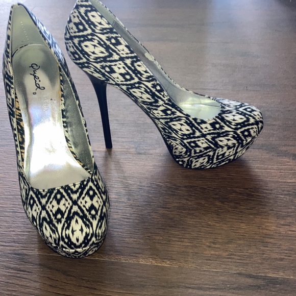 New Black and White Qupid Heels    Size 8.5 - Picture 1 of 8